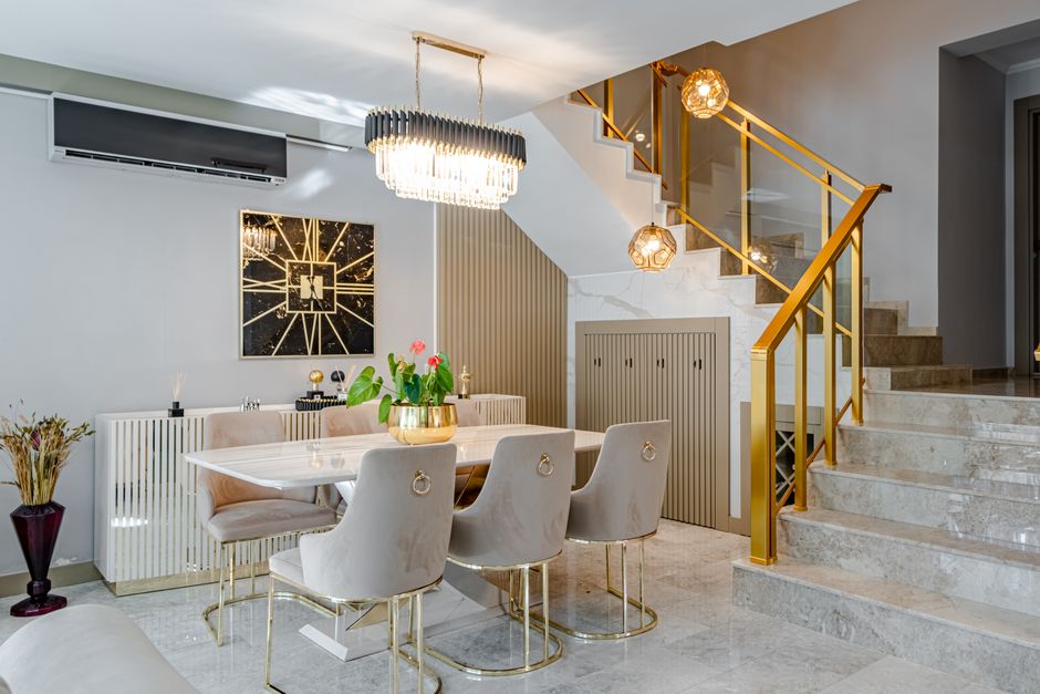 Stijlvolle eettafel geschikt voor 6 personen in een moderne woonkamer, perfect voor eten en samenzijn.